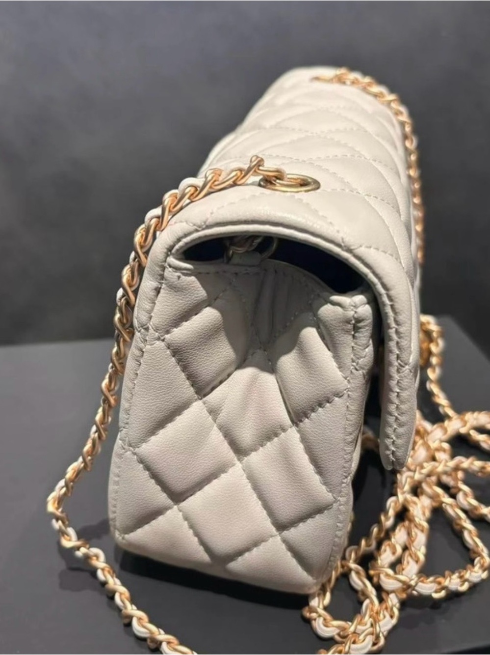 CHANEL Quilted Cream Lambskin Shoulder Bag with Gold Chain - Picture 6 of 7